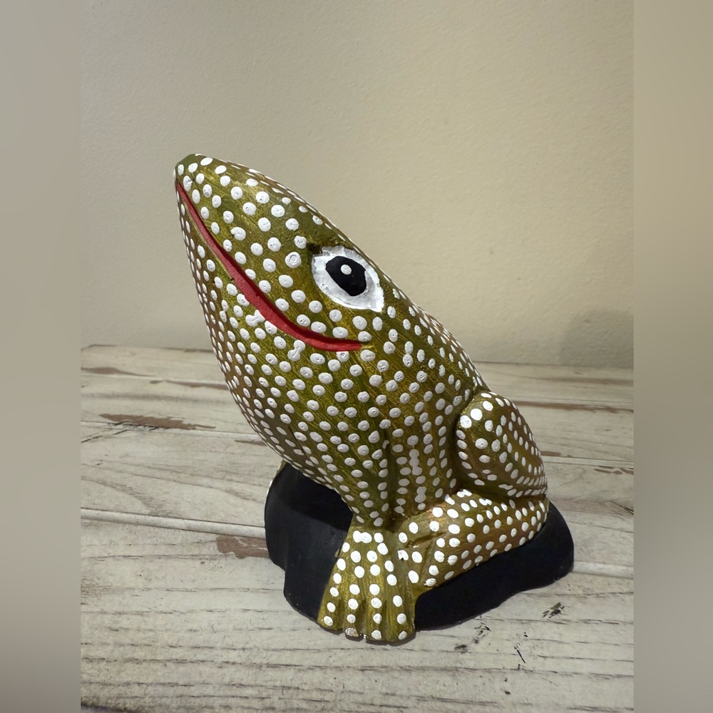 Vtg 5” Hand Carved Painted Folk Art Frog Carving Toad Sculpture
